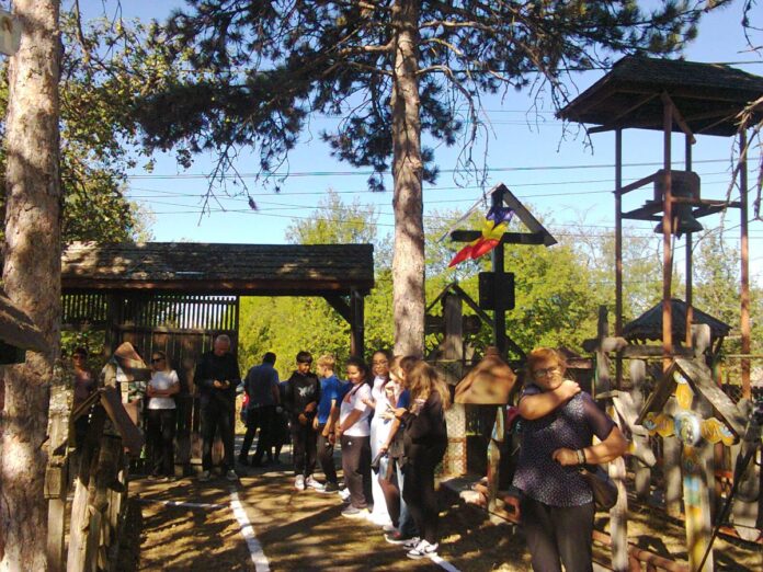 Sărbătoarea «Înălțării Sfintei Cruci» la «Muzeul Crucilor» de la Măceșu, Gorj(I) – ,,De fiecare dată, de Sărbătoarea «Înălțării Sfintei Cruci», a devenit o tradiție ca să ne adunăm aici, la Măceșu, ca să-i comemorăm pe cei care au trecut prin viața aceasta”!