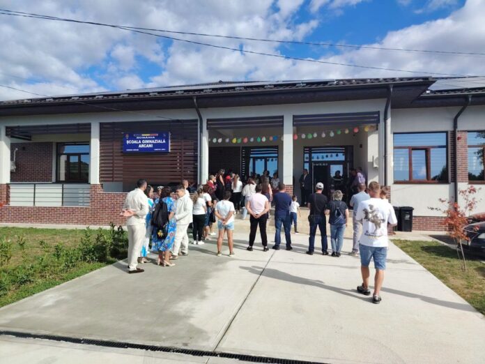 Clopoțelul a sunat într-o școală nouă, la Arcani