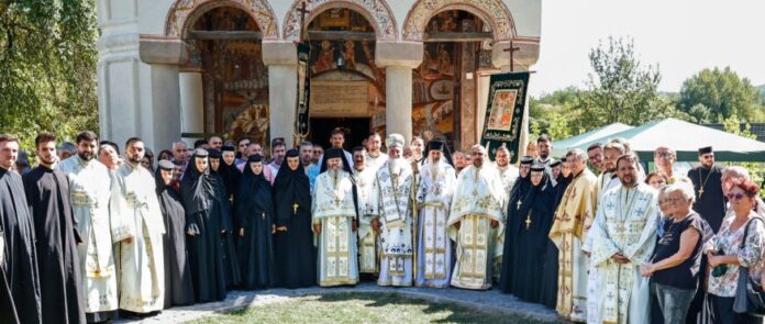 Sfântă Liturghie Arhierească la Hramul Mănăstirii Târgu-Logrești, Gorj – ,,Noi îi cinstim pe Sfinții și Drepții dumnezeiești Părinți Ioachim și Ana, pentru că ei sunt și părinții noștri, în relație cu Maica Domnului care este mama noastră”!