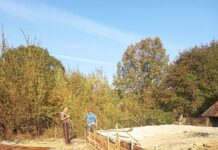Casa distrusă de incendiu a unui bătrân din Schela începe să fie reconstruită. Primarul cere ajutor
