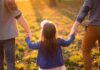 56 de copii din Gorj își așteaptă familia. 14 au fost adoptați în 2026, iar statul oferă bani părinților care fac acest pas