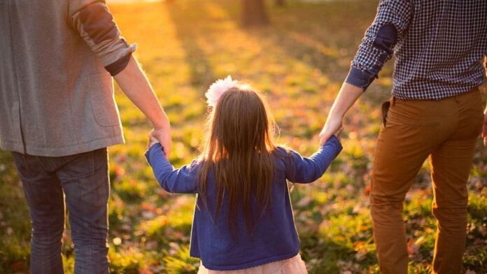 56 de copii din Gorj își așteaptă familia. 14 au fost adoptați în 2026, iar statul oferă bani părinților care fac acest pas