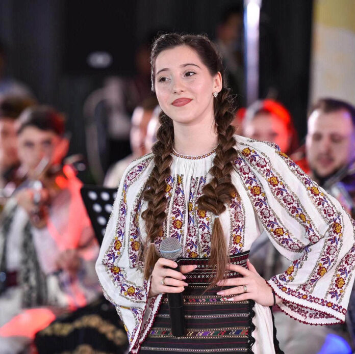 O tânără din Gorj, premiată la nivel național pentru talentul său! Daria Elena Cojocaru a urcat pe podium la un festival de muzică populară