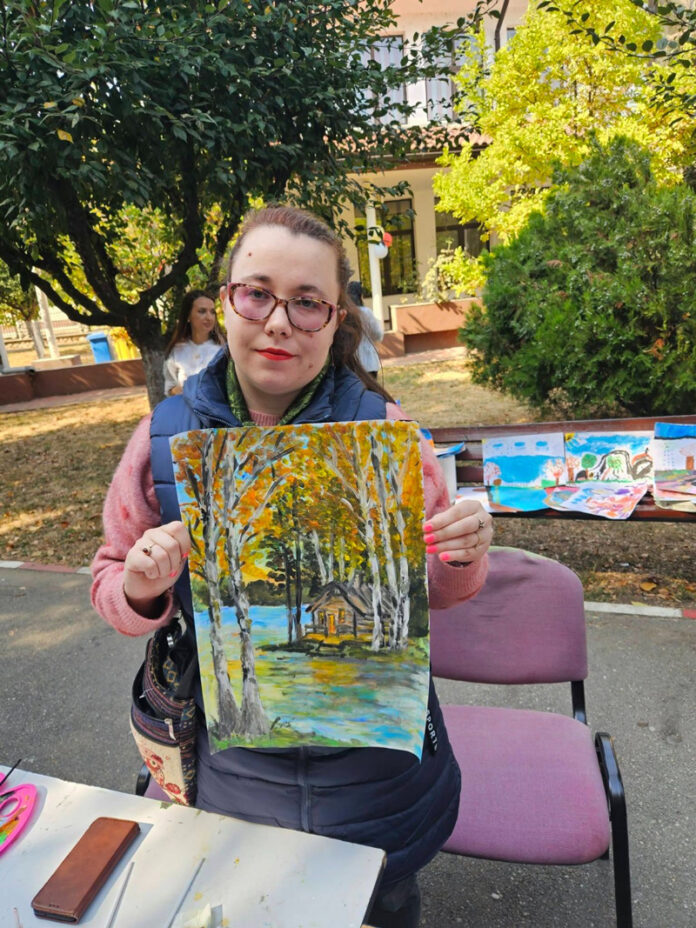 Tânăra din Gorj care a transformat tăcerea în artă. Diagnosticată cu autism, pictează icoane, portrete și a restaurat o pictură pe care un artist renumit nu a îndrăznit să o atingă