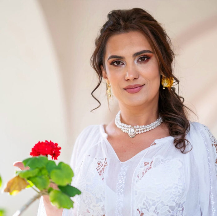 Consiliera județeană îndrăgostită de muzica populară. Și-a lansat prima melodie