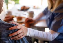 Un preot român din Italia a adus un grup de italieni în România, să descopere țara femeilor care le îngrijesc bătrânii