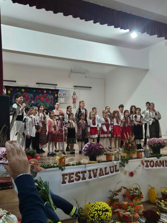 Festivalul Toamnei a reunit sute de copii, profesori și părinți la Scoarța. „Este deja o tradiție”