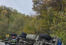 FOTO | TIR răsturnat în afara șoselei, pe Bujorăscu! Șoferul a ajuns la spital