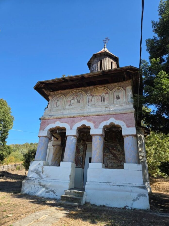 Biserică nouă, pe un teren donat, în comuna Vladimir. Proiectul întârzie, iar lăcașurile vechi au nevoie de ajutor
