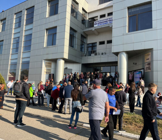 730 de locuri de muncă la Târgu Jiu, dar nu toate pentru toată lumea! Ce au observat tinerii veniți să-și găsească un serviciu