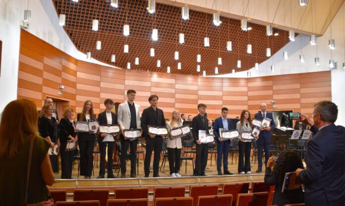 Un elev și un profesor din Gorj, premiați la Gala Excelenței din Oltenia