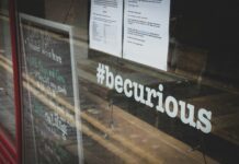 Curiozitatea explicată în câteva cuvinte sau de ce vrem să aflăm finalul chiar și când conținutul nu ne place