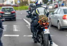 Schimbare importantă pentru motocicliști. Vor putea înainta printre mașini la semafor, dar cu o limită clară
