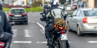 Schimbare importantă pentru motocicliști. Vor putea înainta printre mașini la semafor, dar cu o limită clară