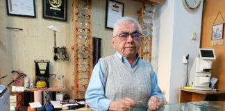 Video: Povestea impresionantă a celui mai vestit optician din Gorj. A reușit să aibă o carieră de succes, deși are o înălțime de 136 de centimetri