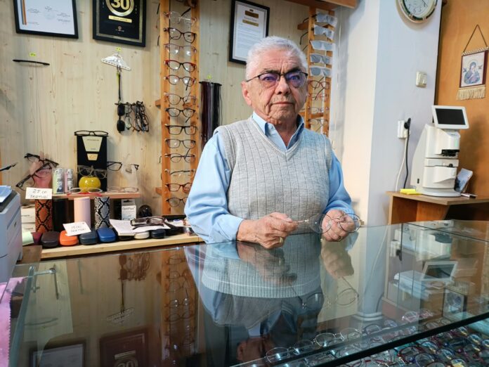 Video: Povestea incredibilă a celui mai vestit optician din Gorj. A reușit să aibă o carieră de succes, deși are o înălțime de 136 de centimetri