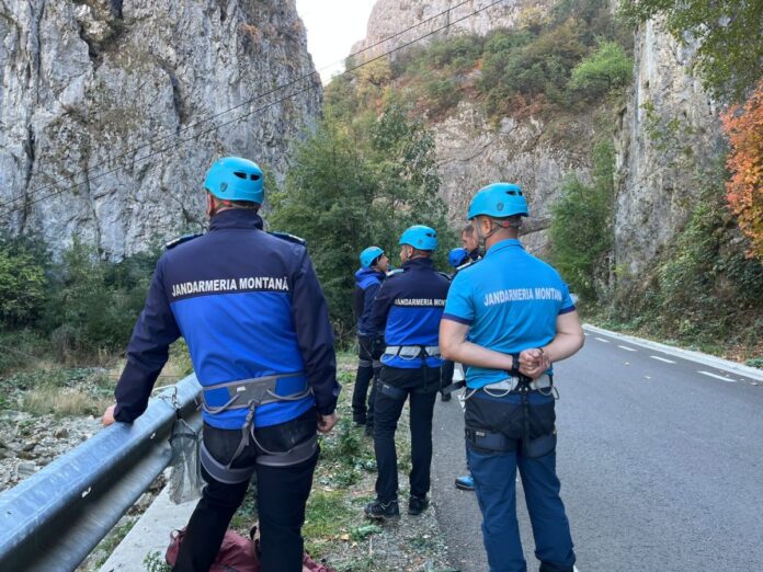 Video: Jandarmii montani din Gorj se antrenează în Cheile Sohodolului. „Este important ca jandarmul să știe să coboare în rapel“