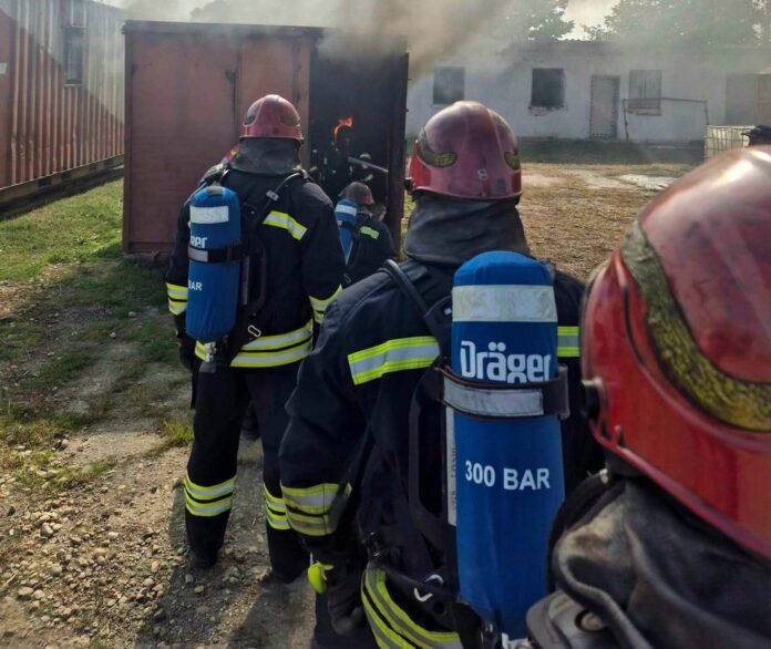 Pompierii gorjeni se pregătesc la poligonul de la Videle, unde s-au antrenat 17 salvatori din România și Bulgaria