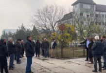 Neplătiți din luna iunie. Angajații sunt din nou în stradă