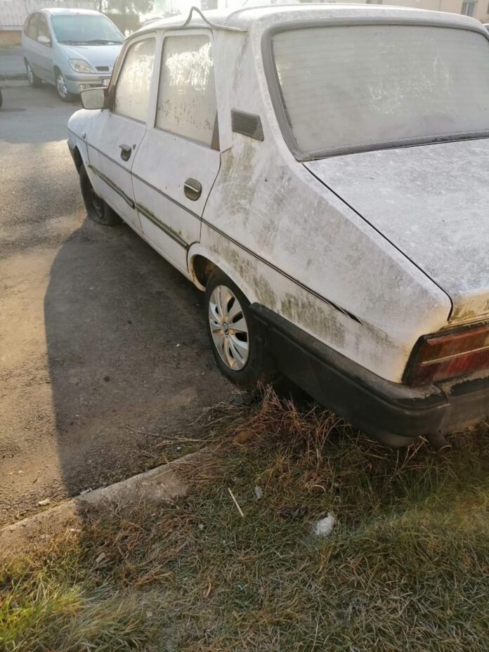 Mașinile abandonate ocupă locurile de parcare din Târgu Jiu. Ce riscă proprietarii care ignoră somațiile Poliției Locale