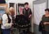 Un tânăr coase singur costume populare. Și-a amenajat un mic muzeu în casa părintească!