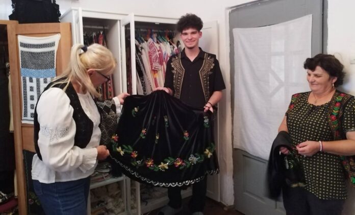 Un tânăr coase singur costume populare. Și-a amenajat un mic muzeu în casa părintească!