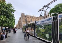Masa Tăcerii, pe un tramvai din Sevilla. O fotografie din Târgu Jiu, în campania „Rumanía inspira”